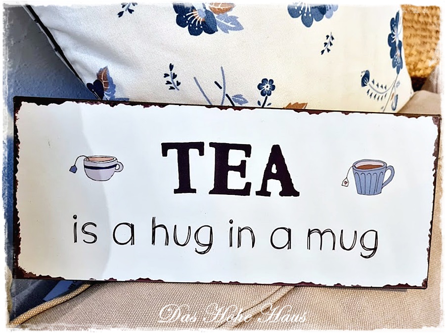 Schild 'Tea is a hug in a mugl'